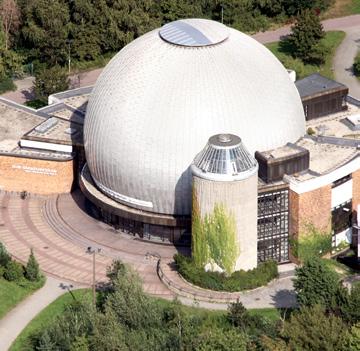 berlin In der großen Kuppel des Planetariums am Insulaner erleben Sie einen prachtvollen künstlichen Sternenhimmel und faszinierende 360 -Shows.
