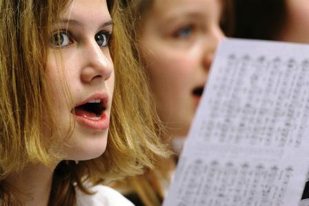 9. Gesang Lehrkräfte: Barbara Adams-Heidbrink, Arndt Winkelmann, Monika Henig (Kinderchöre) Die allernatürlichste Art zu Musizieren ist das Singen.