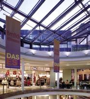 Nach der Sanierung im letzten Jahr (es wurden neue Bodenplatten verlegt) erstrahlt das Einkaufszentrum im neuen Glanz und lockt die Besucher mit allerlei Konsummöglichkeiten.