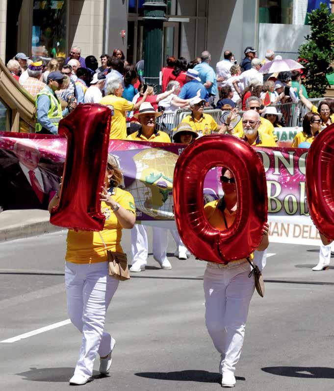 INTERNATIONAL JAHRESRÜCKBLICK Lionsaus Brasilienmarschieren auf der Parade der 100. International Convention in Chicago.