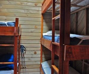 Die Hütte verfügt über 4 Schlafräume, in denen jeweils 8 Schlafplätze in