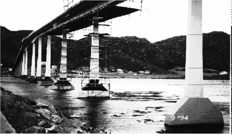 Abb. 9: Nerlandsöy Brücke: Erweiterung der KKS-Installation mit leitender Beschichtung im Jahre 199 Während Brücken ähnlicher Bauart aus derselben Zeit entlang der Norwegischen Westküste bereits