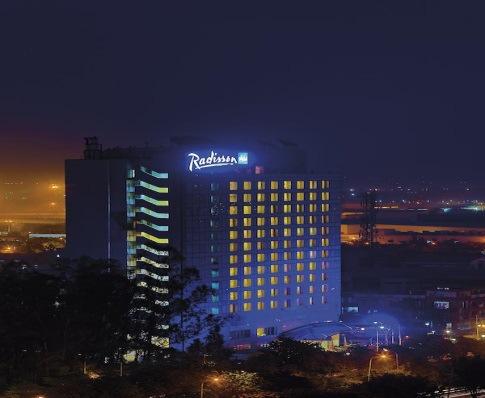 Radisson Blu Hotel Greater Noida ***** Ca. 3 km vom Messegelände entfernt Das Radisson Blu Hotel bietet Ihnen 5 Sterne Unterkünfte umgeben von angelegten Gärten.