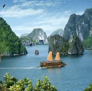 Zwei Tage verbringen Sie am Deck eines Schiffes, dass Sie entlang des UNESCO-Weltnaturerbes der Halong Bucht fährt.