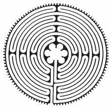 Zu diesem Thema fallen mir Labyrinthe ein, die an vielen Orten in der Welt angelegt sind. Labyrinthe laden ein zum Innehalten und achtsamen Schauen auf diese Frage des Lebens: Was willst du?