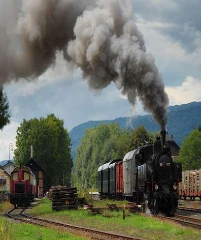 Fahrt im historischen Dampfzug (Dampflok ÖBB BR 93) über die ÖBB-Nebenstrecke durch das romantische Rosental nach Rosenbach und zurück über Weizelsdorf und die Seitenlinie nach Ferlach.