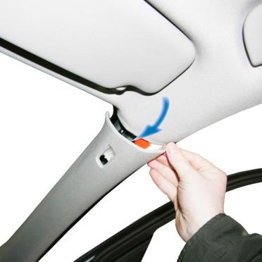 15 Hebeln Sie das Airbag Schild (mit einem geeigneten Demontagekeil) aus