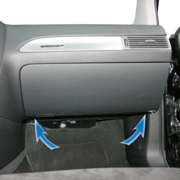 Audi A6 4F Lösen Sie die benötigten Schrauben vom Handschuhfach (Abb.