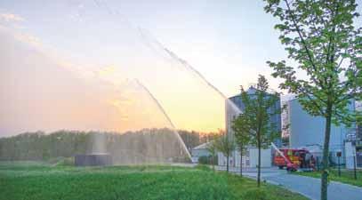 Informationen 12. Juni 2015 Seite 11 Wasser marsch in der Dorfstraße FF-Übung der Feuerwehr Kogel/Kölzin bei ReFood Wasserfontänen in den Abendhimmel.