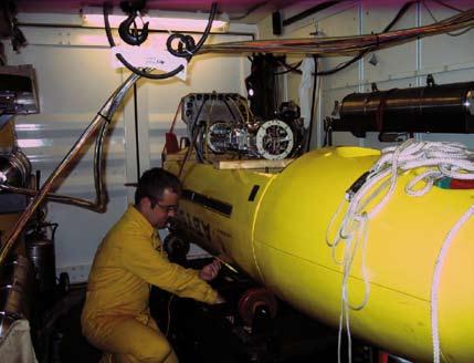 Abb. 9: Marcel Rothenbek bei Wartungsarbeiten am Gerät. Die Elektronik im AUV ist durch dicke Titanflaschen vor dem Umgebungsdruck geschützt.