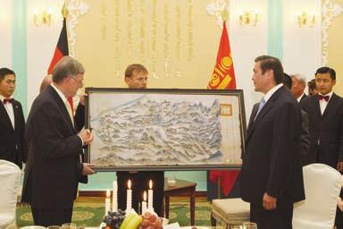 Während eines Besuchs beim Staatspräsidenten der Mongolei überreichte Bundespräsident Köhler Reproduktionen dreier historischer mongolischer Karten aus den Beständen der SBB-PK.