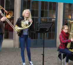 Zwei Trompeten (Andreas Buschau, Johannes Knoll), Horn (Annemarie Brungs), Posaune (Sebastian Machens) und Tuba (Paula Gehrs) in klassischer Besetzung.