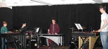 OFFENE TÜR FÜR PERCUSSION/SCHLAGZEUG Rund um das Thema Schlagzeug, Drumset, Percussion drehte es sich am Samstag, den 16.4.2016 in der Musikschule.