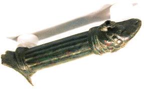 Das Bein endet oben in ein Dreiblatt. Bronze, H. 8,5 cm. Hellgrüne Patina. Intakt und in sehr schönem Zustand. 180,-- 3 9623 Delphin 2.-3. Jh. n. Chr. Bronzevollguss mit rotbrauner Patina. L.