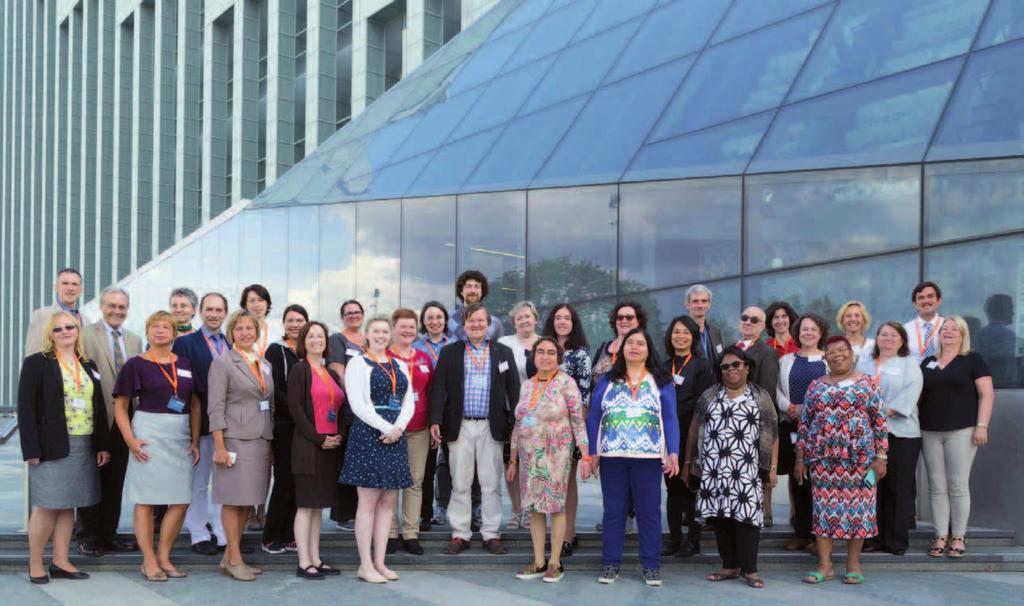 73 Konferenzteilnehmer vor dem Gebäude der Lettischen Nationalbibliothek (Foto: Ojars Jansons, Riga) zusammenfasste, gab in der sich der Tagung anschließenden Mitgliederversammlung Anne-Flore Laloë
