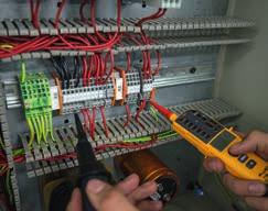 Elektroniker/-in für Betriebstechnik Beim Elektroniker/-in für Betriebstechnik geht es darum anfallende elektrische Herausforderungen zu lösen, defekete Geräte zu reparieren, Maschinen sowie Anlagen