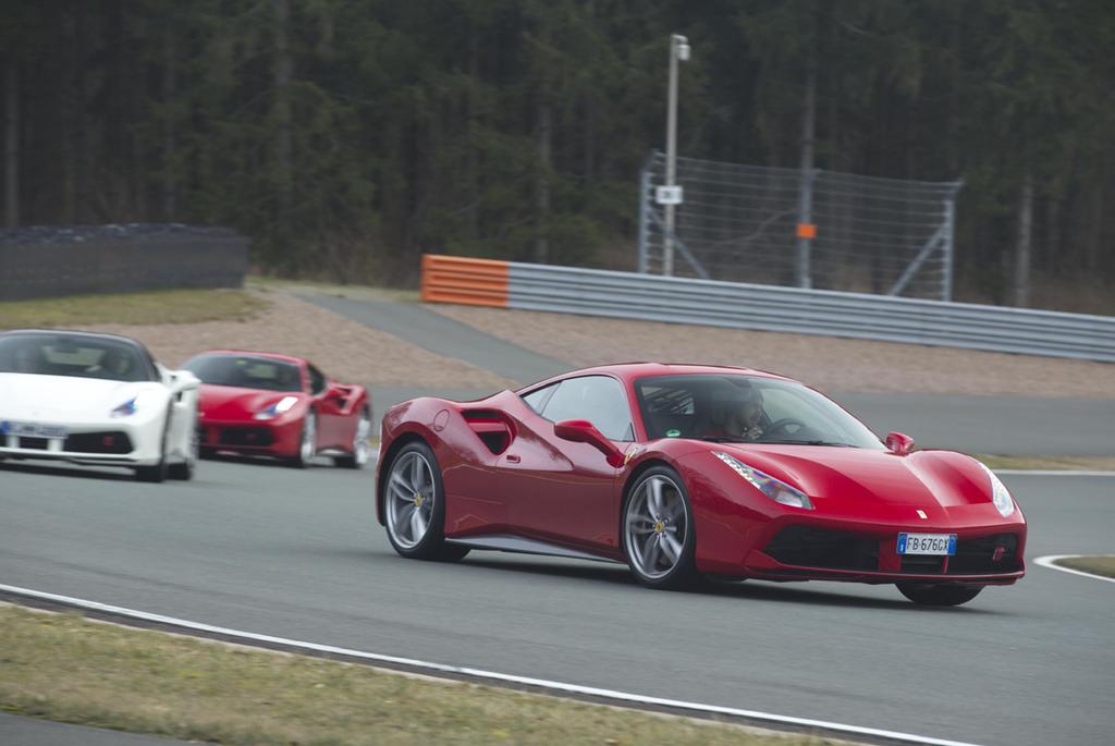 Ferrari on track Zwei Gruppen - maximaler Fahrspaß Erleben Sie ihren Ferrari in einer atemberaubenden Umgebung. Aufgeteilt in zwei Erfahrungsklassen, kann jeder Pilot auf seinem Niveau Spaß haben.