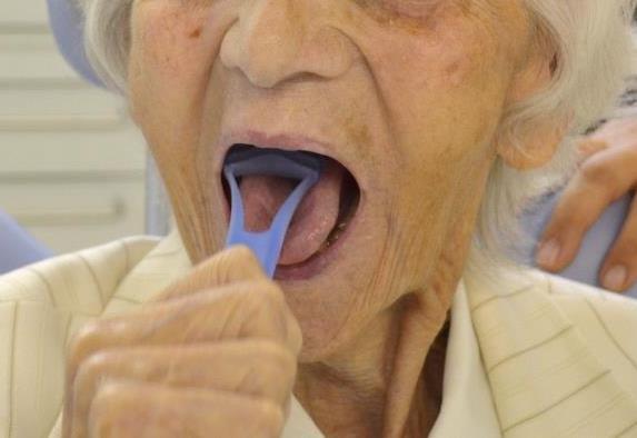 4. Tipps und Tricks Zungenschaber Technik zur Reinigung der Zunge: die Zungenspitze