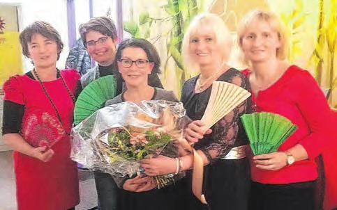 Heidemarie Pöschko, Bezirksvorsitzede vo Frau i der Wirtschaft Freistadt, gratulierte ihrer egagierte Stellvertreteri zum 20-Jahr-Jubiläum, gemeisam mit ihrem Kerteam. V. l.