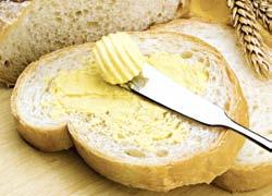 FÜTTERUNG UND MILCHFETTKONSISTENZ Folgende Faktoren verschlechtern die Streichfähigkeit der Butter: Hohe Anteile aus Heu, Maissilage, Rüben, Getreide-Ganzpflanzensilage weil diese Futtermittel sehr