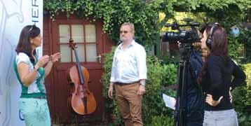 Der Fernsehsender Hamburg 1 drehte ein Vorab-Interview mit Gesa Riedel, der Leiterin der coolen Klassik-Kids, im Garten vom Klein Borsteler Urgestein Jürgen Rau.