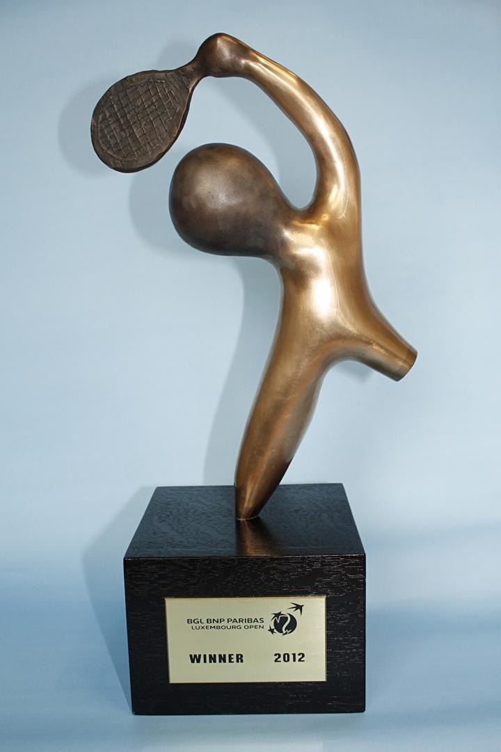 Le trophée du BGL BNP Paribas Luxembourg Open : une création de l artiste Nicolas Goetzinger Le trophée en bronze représente le service d une joueuse de tennis, laissant deviner la force, le