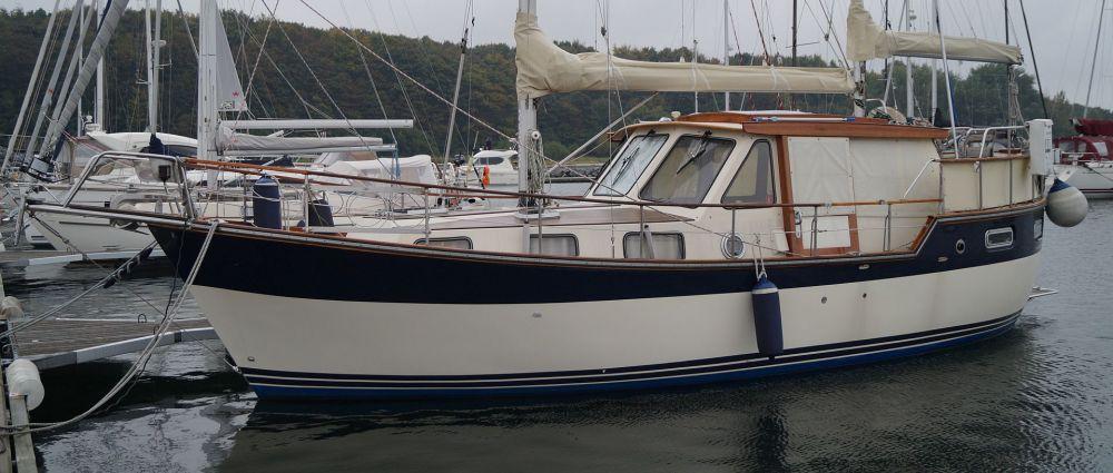 Boot ist verkauft Rahmendaten Maße & Material Key Facts Modell Nauticat 33 LüA 10.11 m Ketsch-getakelter Motorsegler. Werft Siltala Yachts Oy (FIN) Breite 3.25 m Helles, freundliches Deckshaus.