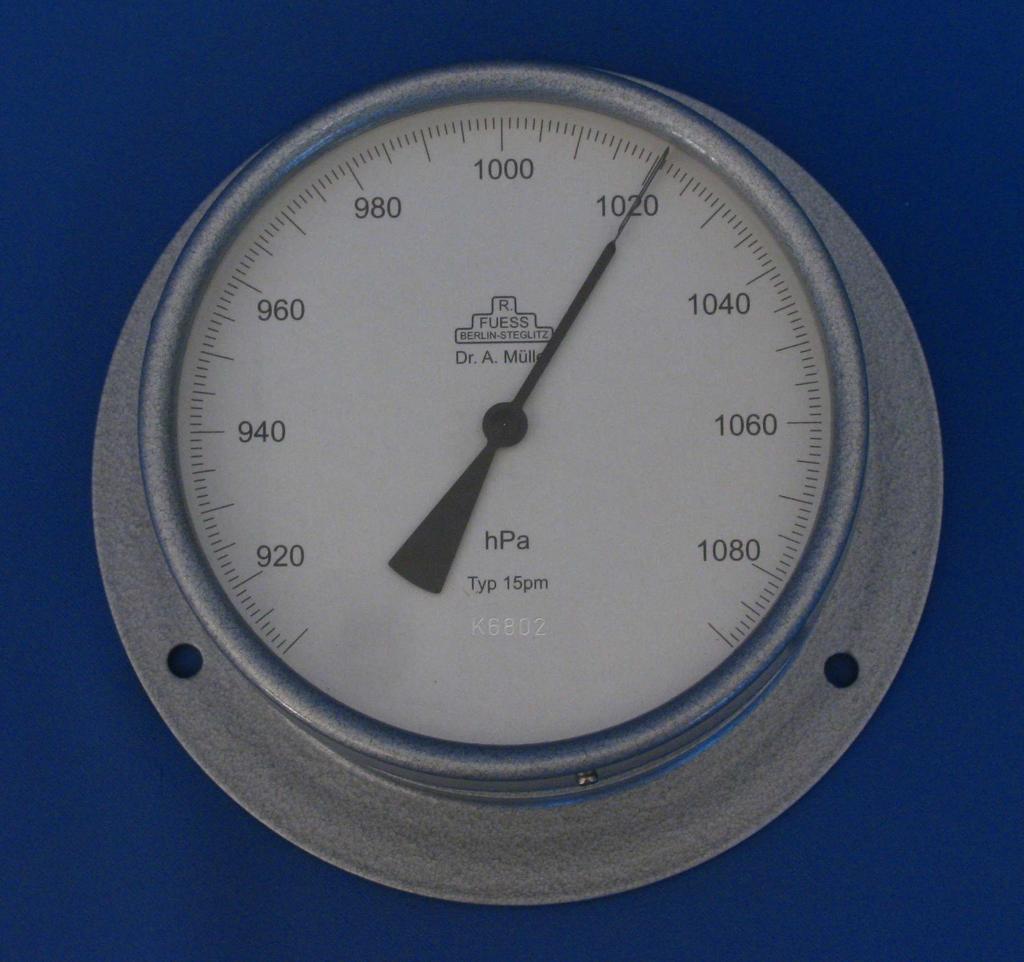Bild 3 15pm Aneroid Barometer Bild 4 Gruben-Aneroid 15pg im Bereitschaftskasten Das Gruben-Aneroid-Barometer 15pg ist federnd