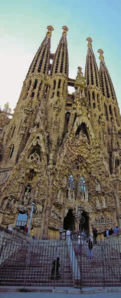 Der Bus fährt dann weiter vorbei an der Sagrada Família und der Casa Batlló, die zu den berühmtesten Werken des Architekten Gaudí zählen.