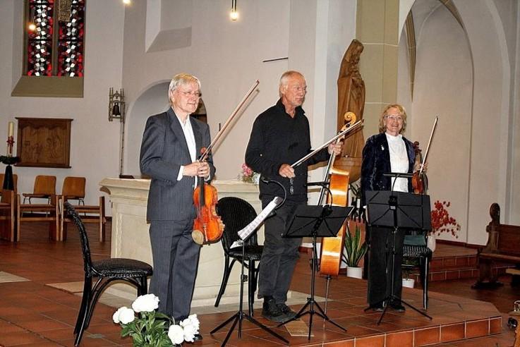 Die Goldberg-Variationen führten 200 Gäste in die Vichter Kirche Den bereits im Oster-Pfarrbrief angekündigten musikalischen Hochgenuss beim Klassik-Konzert des Streich-Trios mit dem Vichter Prof.
