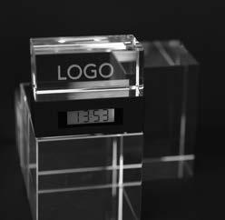CRYSTAL CLOCK Digitaluhr aus Kunststoff und handpoliertem Glas mit Alarmfunktion.