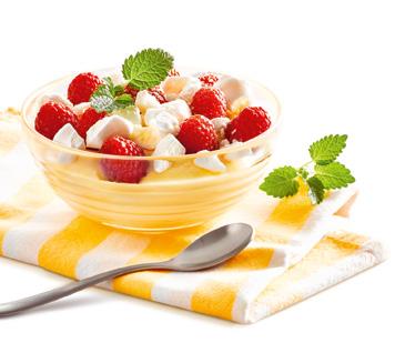 Erdbeeren in Scheiben schneiden und sternförmig auf Teller legen. 2. frischli Milchreis in der Tellermitte anrichten. 3.