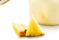 Zitronensauce in Gläser portionieren und frischli Stracciatella Creme mittig in die Sauce geben, sodass die Zitronensauce nach außen an