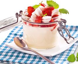 frischli Joghurtcreme Holunderblüte-Minze nach griechischer Art in Gläser portionieren, Erdbeeren darauf verteilen und Zitronenbaiser darüber streuen. 4. Das Ganze mit Zitronenmelisse garnieren.