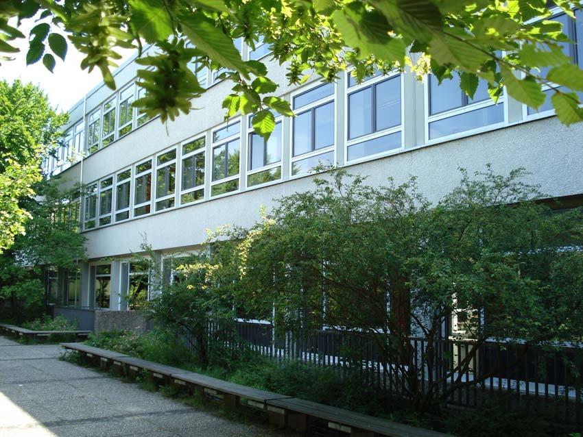 Die Veit-Stoß-Realschule in Zahlen Großstadtschule in Nürnberg seit 1965 820 Schülerinnen und Schüler (10 Jahre bis 18 Jahre) 70 Lehrkräfte mit jeweils zwei oder drei Fächern eine Sozialpädagogin,