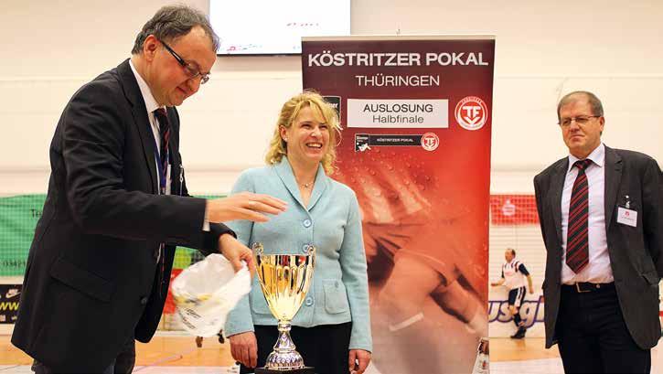 Ehrenamt Gut gelaunte Glücksfee: Eileen Weidenweber vom 1. FFV Erfurt, Vorsitzende des Frauen- und Mädchenausschusses im KFA Erfurt- Sömmerda, hat in der Halbzeitpause des 19.