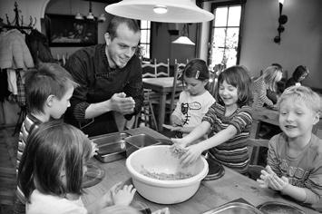 ) Mohrenwirt Janos Seibel, Koch Stefan Drummer und Erzieherin Steffi Krahner mit den Kindern, die sich beim Kochen ausprobieren konnten In drei Gruppen aufgeteilt, bereiteten die sechzehn