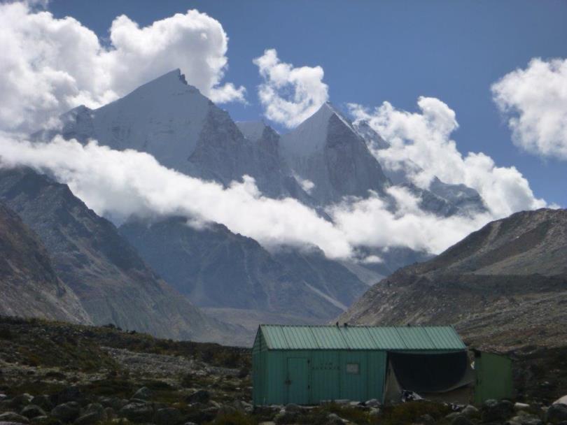 Rechts über uns erhebt sich in überirdischer Schönheit die Pyramide des Shivlings 6.543m. Unbezwingbar erscheint der Berg von dieser Seite.