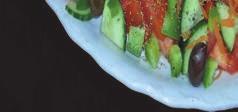 Koto-Salat 9,60 mit Tomaten, Gurken, Oliven,