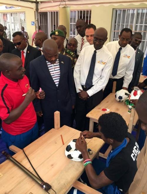 An diesem Tag eröffnete Pierre Nkurunziza, seines Zeichens Präsident der Republik Burundi, die Lederwarenfabrik Start Kicking in Bujumbura, Burundi.