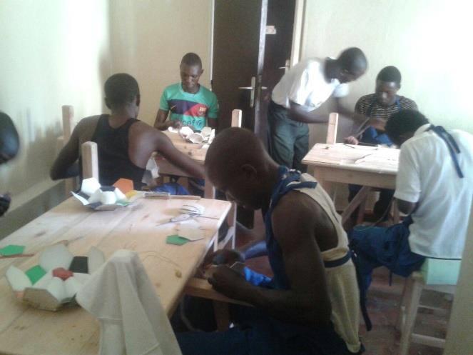 Die Lederwarenfabrik soll Lederfußbälle und andere Lederartikel herstellen und sie in Burundi und weiteren umliegenden Ländern vertreiben.