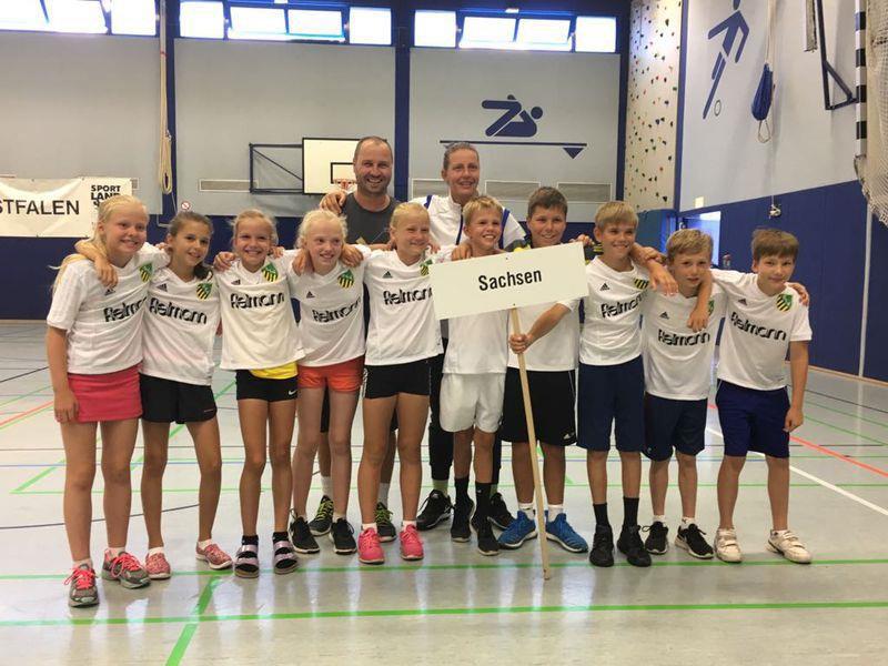 Das sächsische Verbands-Jüngsten-Team U10 von Bad Oldesloe im Tennisjahr 2017: Helene Sommer (TV Machern Grün-Weiß ), Lola Giza (1.