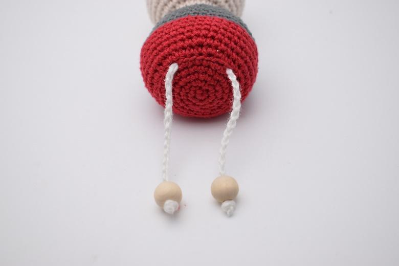 Perlen aufziehen und an jedem Ende einen Knoten binden.