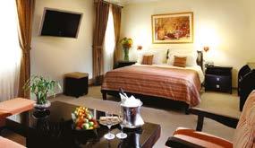 Hotel: Das Hotel bietet modern eingerichtete, komfortable und geräumige Zimmer sowie Deluxe Suiten.