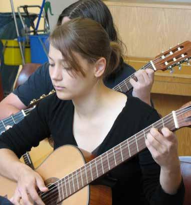 Ansonsten erfolgt der Hauptfachunterricht im Einzelunterricht. Neben Kindern und Jugendlichen begeistern sich immer mehr Erwachsene für das Instrumentalspiel oder den Gesangsunterricht.