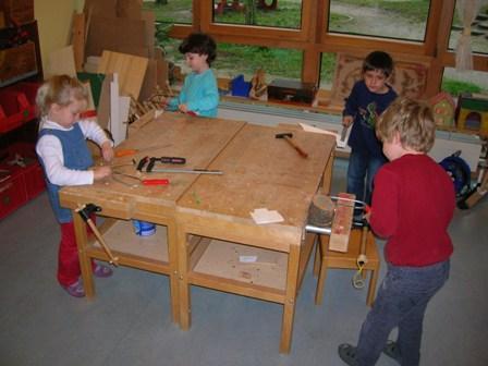 Im Kindergarten St. Martin gibt es eine Holzwerkstatt. Alle Kinder haben die Möglichkeit, dort mit verschiedenen Hölzern, anderen Materialien und Werkzeugen zu arbeiten.