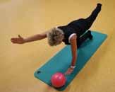 Zentrierung und Balance wird neu erfahren und verbessert. Mit Hilfe der Pilatesrollen trainieren wir nach der Pilatesmethode das Bindegewebe bzw. die Faszien.