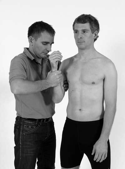.1 Allgemeine Untersuchung 275 a b Pronation/Supination: Der Therapeut führt den Unterarm in 90 Flexion in maximale Pro- bzw. Supination.