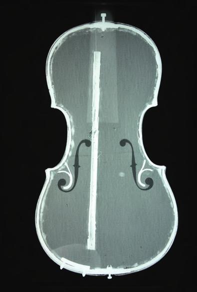 Innenkonstruktion Wie die Röntgenaufnahme deutlich zeigt, sind die Schalllöcher der Violine MIR 2032 von unten mit einem verzweigten Draht unterstützt, während die beiden anderen Geigen ohne diese