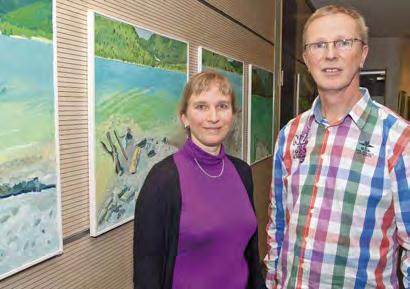 Landschaften im Quadrat Schilddrüsenknoten Was tun? Die Autorin Edda Klepp (l.) und der Künstler Rainald Papen während der Ausstellungseröffnung in der Raphaelsklinik.